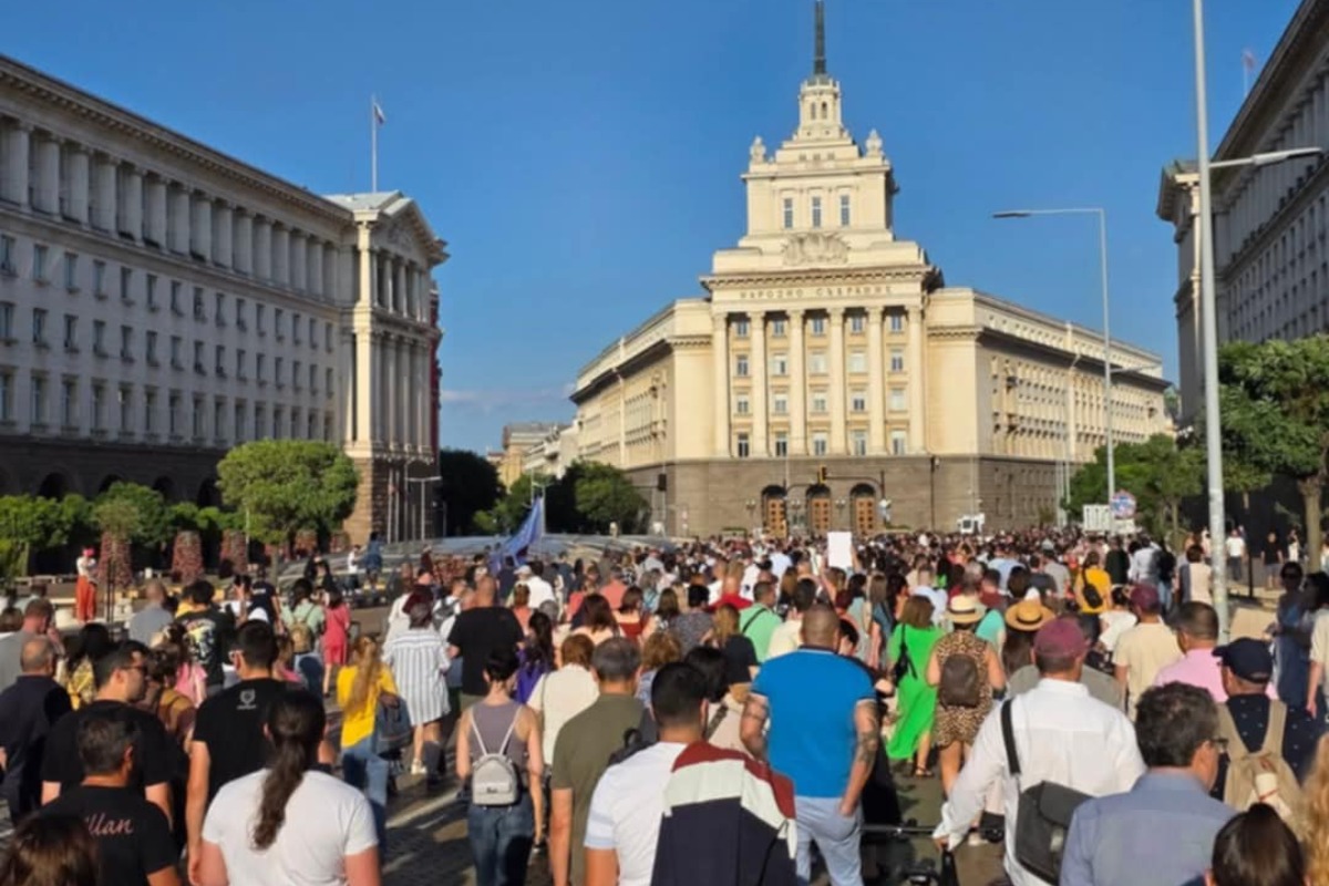 Хиляди се включиха в протестното шествие „Нямате белезници за всички“ в София