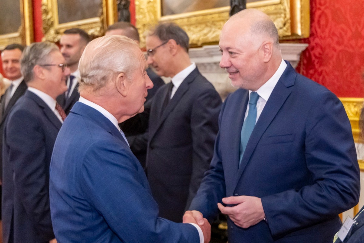  Българският премиер покани крал Чарлз Трети отново в България