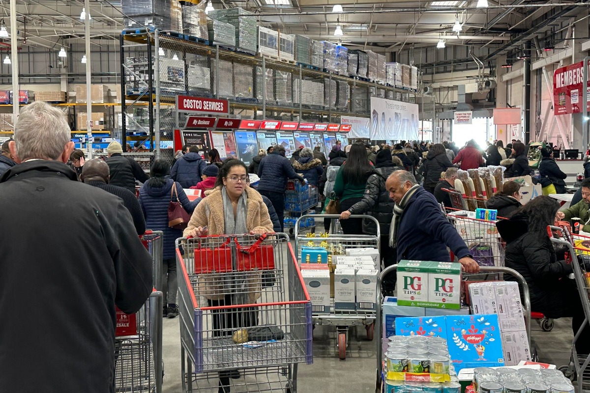 Продажбите на дребно във Великобритания растат над очакванията през декември заради силните онлайн покупки