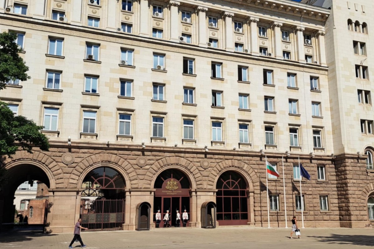 Парламентарното мнозинство крачи към еврозоната, но отдалечава България от Европа на демокрацията 
