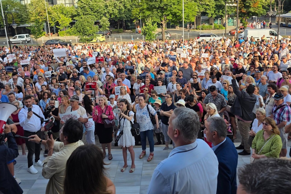 Стотици излязоха на протест в подкрепа на кмета на Варна