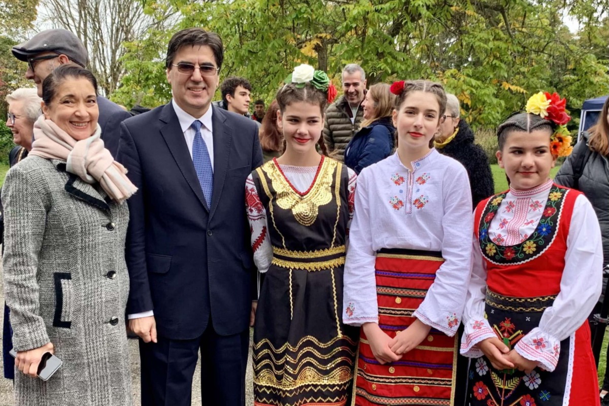 Учениците от „Боянъ Мага“ участваха в годишнината от засаждането на българските рози в Бромли