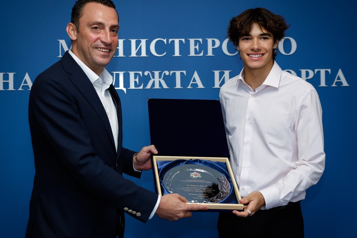 Никола Цолов с почетен плакет за постиженията си във Формула 3