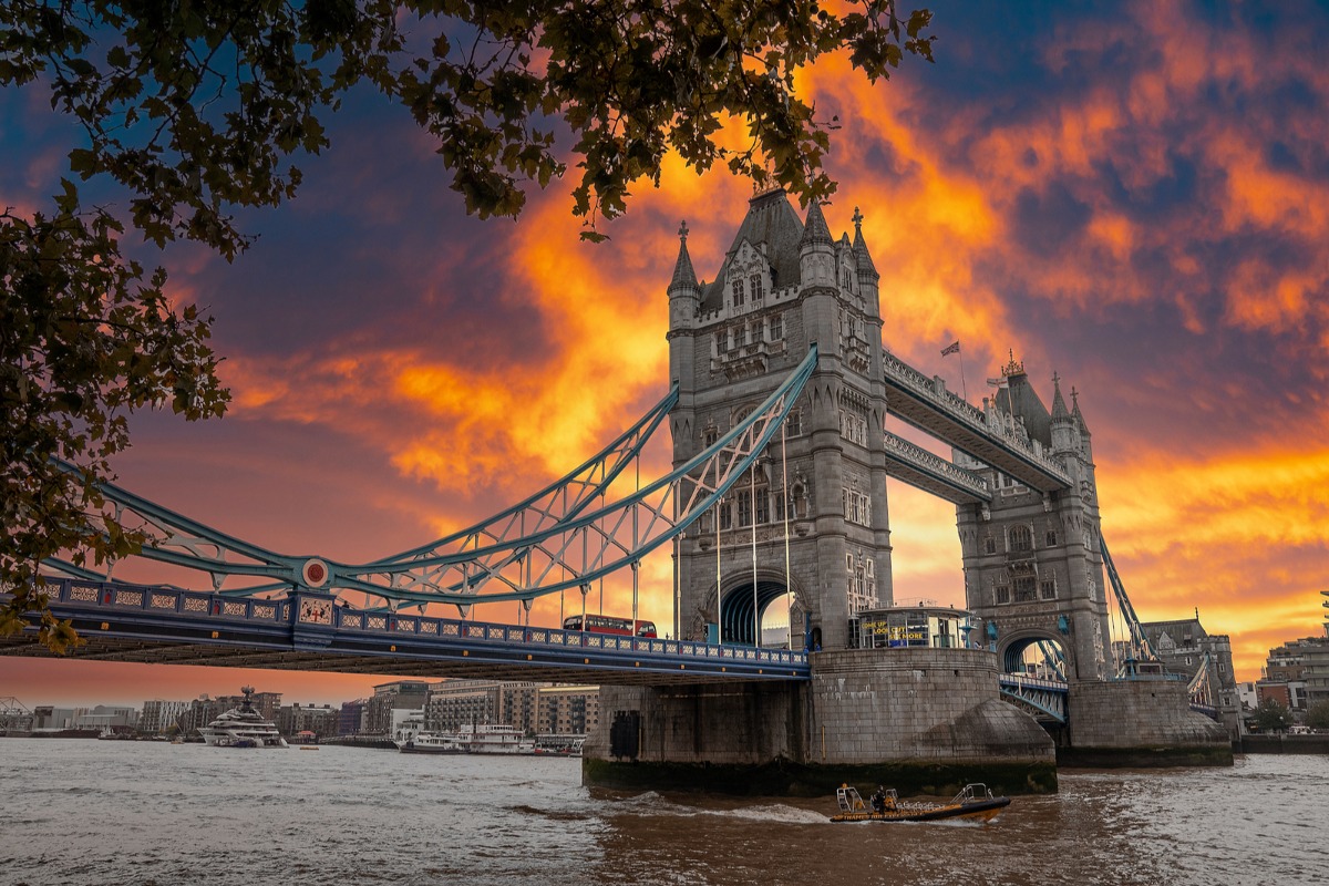  Великобритания експулсира със специален полет десетки румънски нарушители на закона