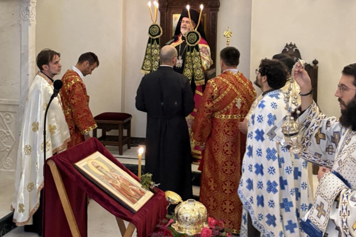 Митрополит Антоний донесе в църквата „Свети Йоан Рилски“ в Лондон частица от мощите на Свети Патриарх Евтимий