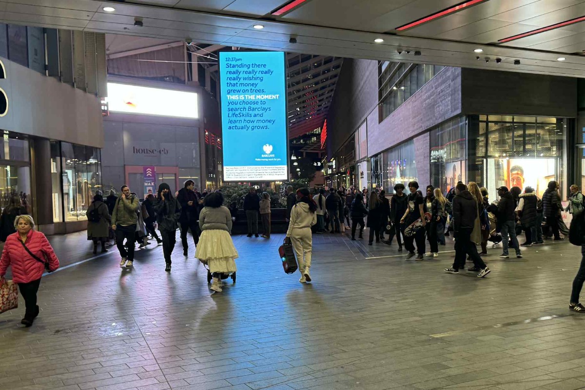 Продажбите на дребно във Великобритания отбелязват спад през октомври