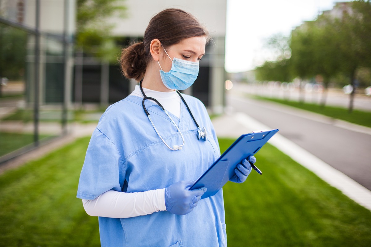 В новия бюджет Великобритания залага мерки за намаляване на списъка на чакащите в NHS