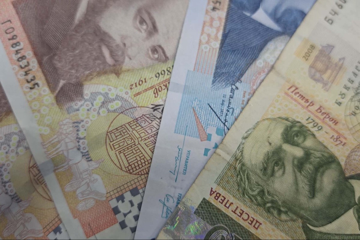 Дни преди еврозоната левовете в обращение намаляват с почти една трета или 10,3 млрд. лв. от достигнатия преди година максимум