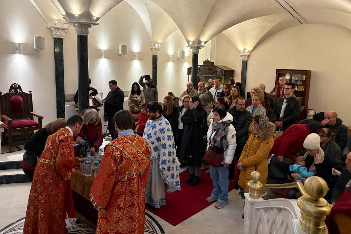 Десетки българи изпълниха на Богоявление храм „Свети Йоан Рилски“ в Лондон
