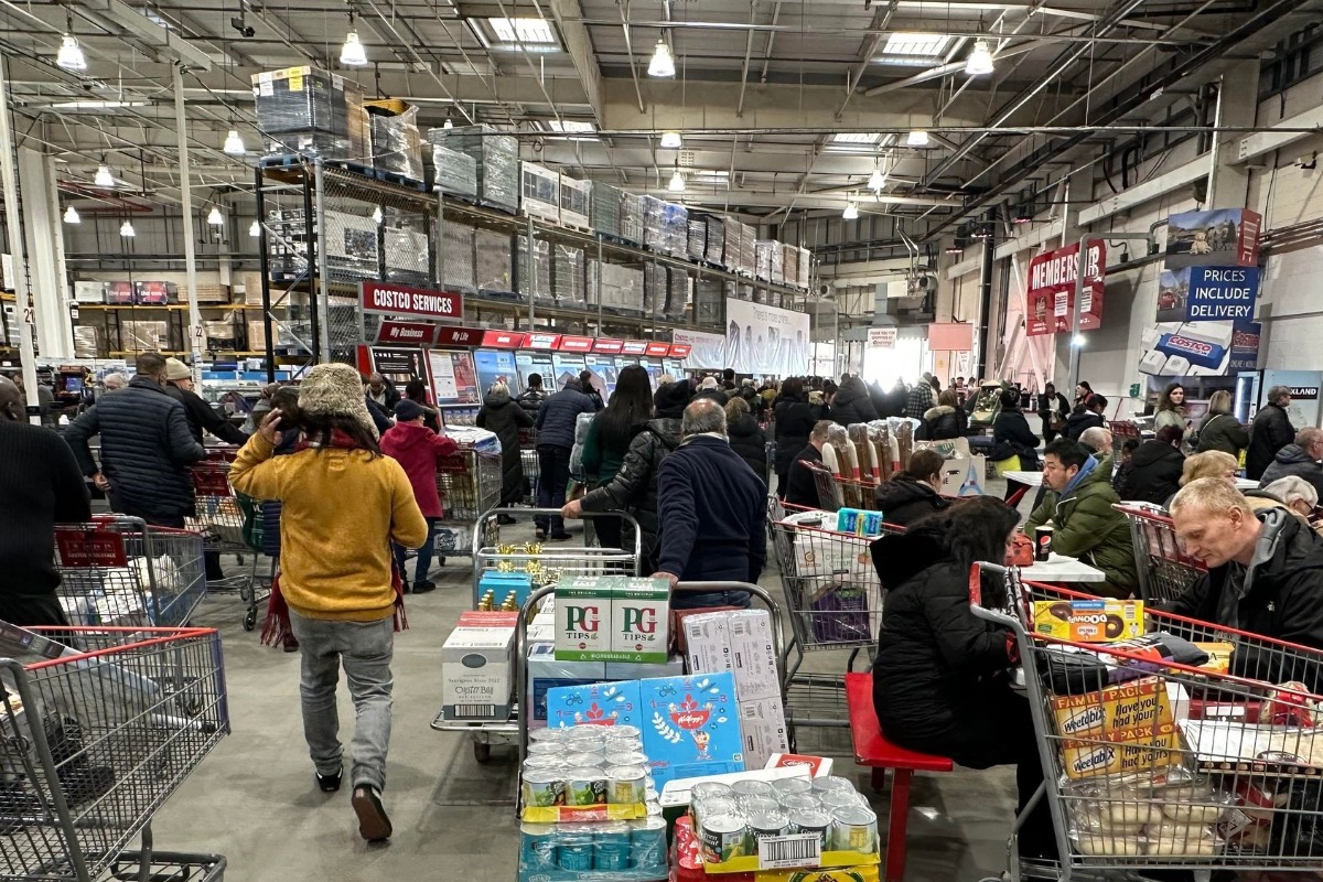 Британското потребителско доверие се понижава въпреки спада на инфлацията