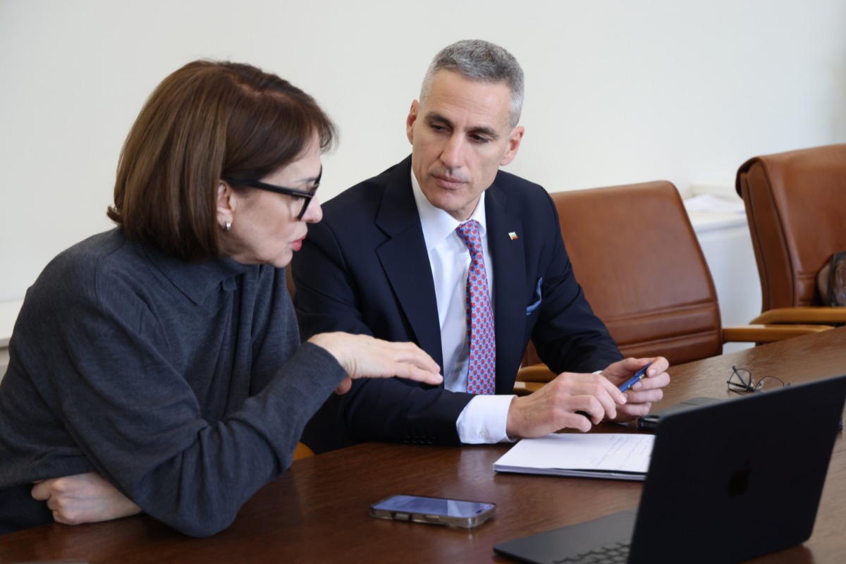 Журналистът Христо Грозев е поканен да подпомогне дейностите по противодействие на дезинформацият