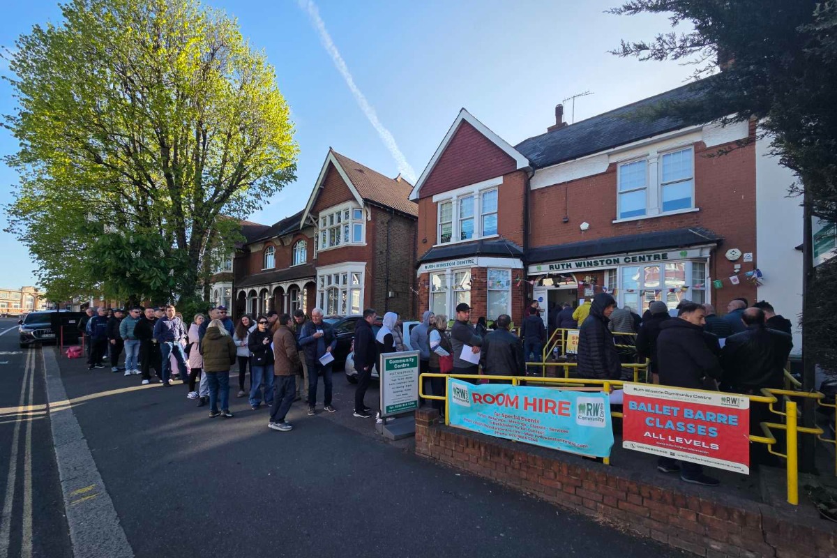 Дълги опашки се извиха пред изборните секции в Лондон /обновява се/