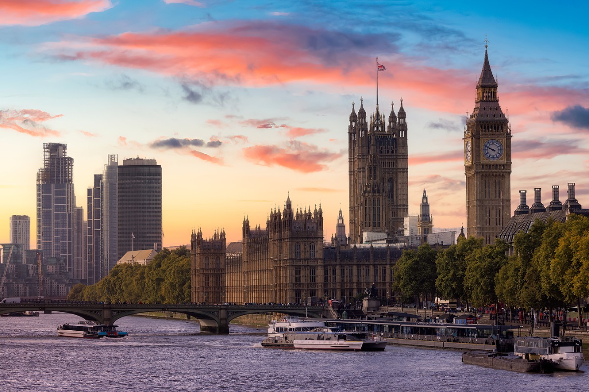 Бюджетният дефицит на Великобритания спадна до шестгодишно дъно, но натискът от войната в Иран се засилва