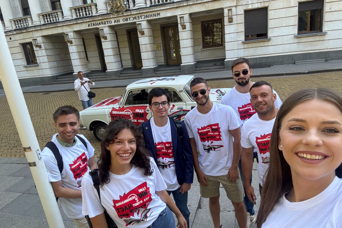 Младежите от „Демократична България“ протестираха срещу МиГ-29 с ретро автомобил