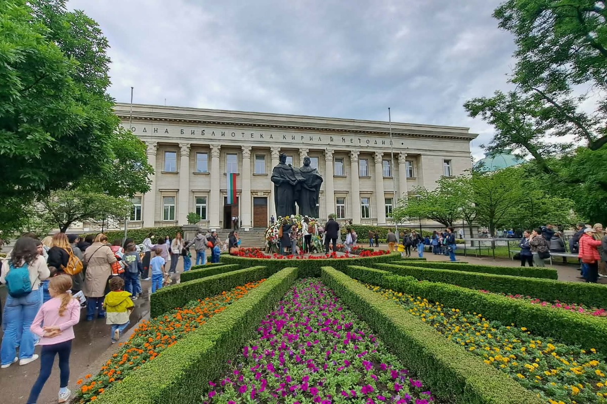 В Деня на народните будители почитаме делото на хората, които са отдали своя живот в борбата за просвета и знания