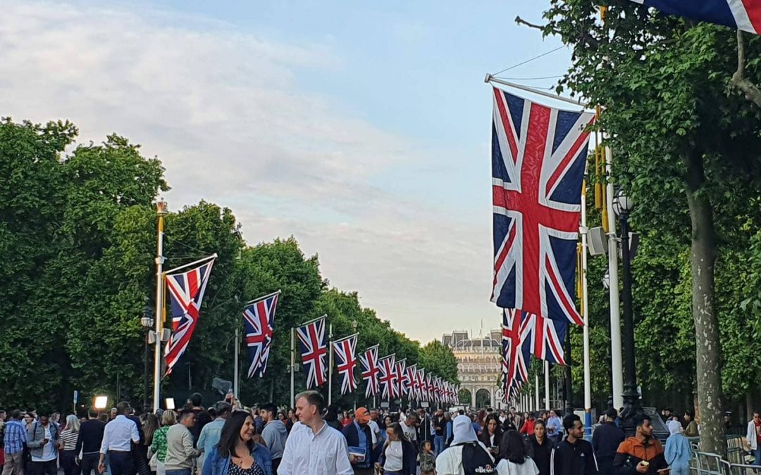 Милиони британци заедно честват своята кралица