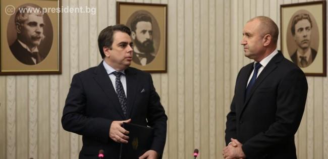 Асен Василев върна неизпълнен проучвателния мандат
