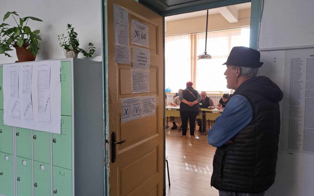 Изборният ден в България започна спокойно, но при ниска избирателна активност