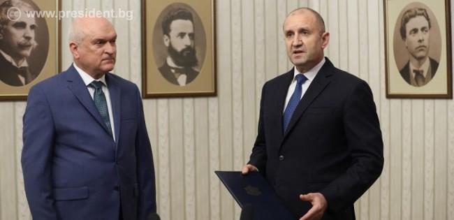 Президентът Румен Радев връчи на Димитър Главчев мандат за съставяне на служебен кабинет